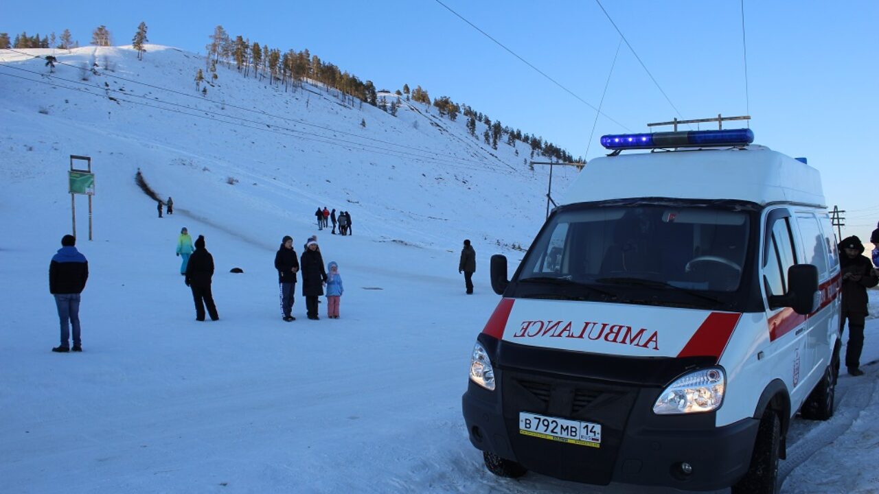 В Якутске ребенок попал под машину, спускаясь с горы на ледянке — ЯСИА