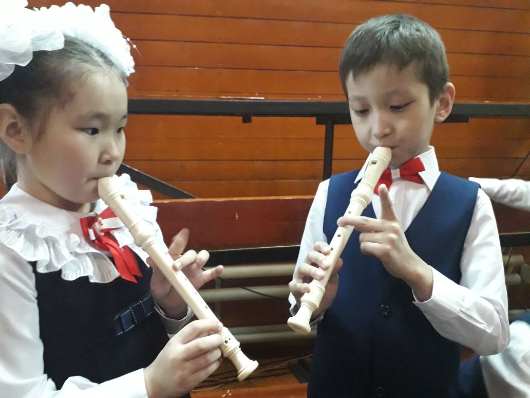 Уроки на флейте. Школа игры на флейте. Флейта детская музыкальная школа. Свирель для школы. Игра на свирели в школе.