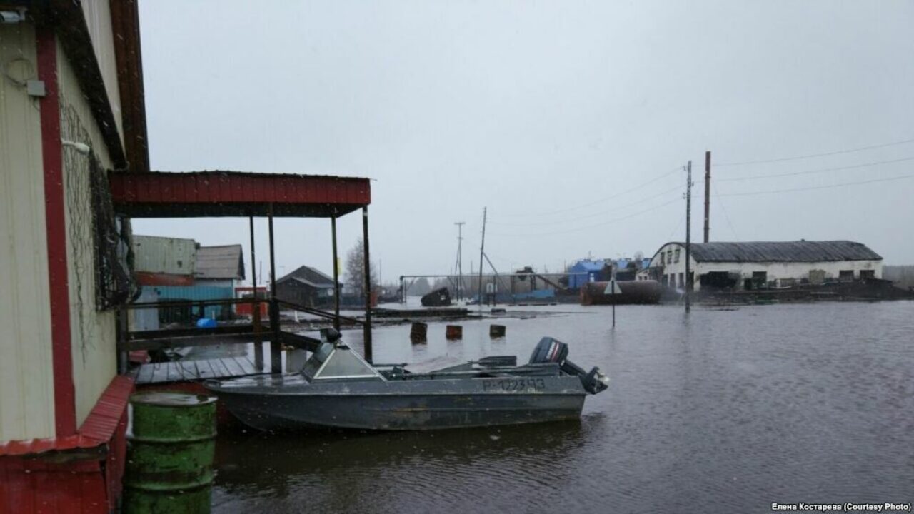 В поселок Эльдикан, пострадавший от паводка, доставили воду и хлеб — ЯСИА