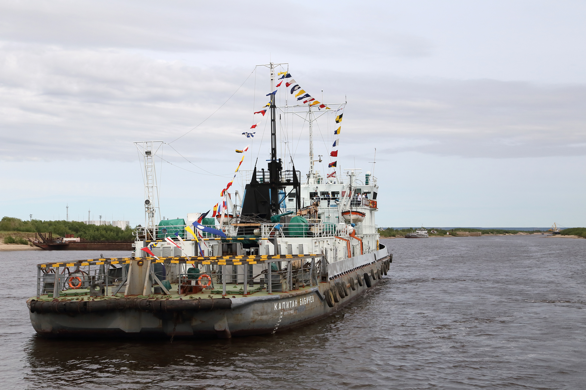 Лена – одна из главных судоходных артерий Северной Сибири. Судоходный период на реке продолжается 130-170 суток. Суда плавают практически по всему водному пути, однако большие речные суда могут передвигаться только по нижнему течению.