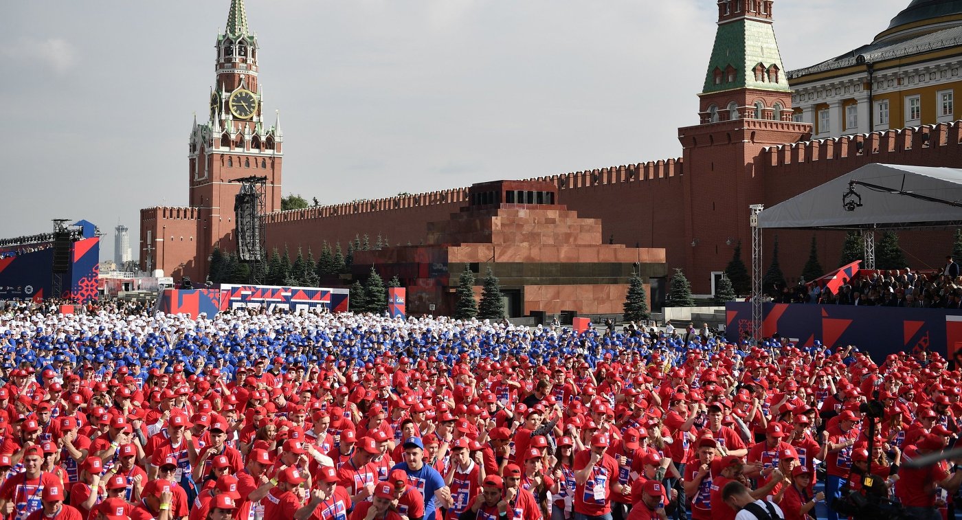 Красная край время. Народ на красной площади. Красная площадь много людей. Люди на красной площади. Русские на красной площади.