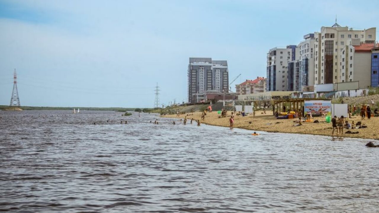 Роспотребнадзор раньше обычного взял пробы воды на городском пляже Якутска  — ЯСИА