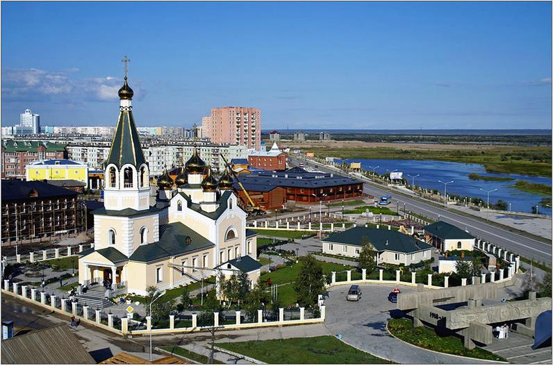 На Лене расположены  6 городов: Усть-Кут, Киренск, Ленск, Олёкминск, Покровск, и Якутск — крупнейший населённый пункт на реке. Старейшим является город Киренск, он был основан в 1630 году. Остальные крупные поселения имеют статус поселка городского типа.