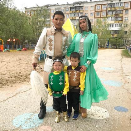 Ещё одна звёздная семья - артисты Сахамин и Розалина Файрушина с сыновьями в якутских национальных костюмах. <br>Фото: Соцсети