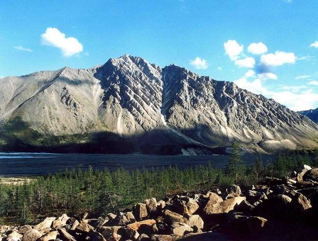 <b>Мраморная гора</b><br>
Юрюнг Таастах Хайа переводится как гора из белых камней, более известна как Мраморная гора. Располагается она в Момском районе на берегу реки Тиректях. Её высота - 500 км, ширина - 10 км. Нижняя часть горы сложена пластом белого мрамора. Считается, что якутская горная порода по качеству во многом превосходит итальянский мрамор.<br><br> Фото: Интернет
