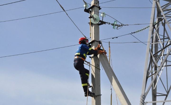 Энергетики восстанавливают электроснабжение потребителей в Усть-Майском районе Якутии