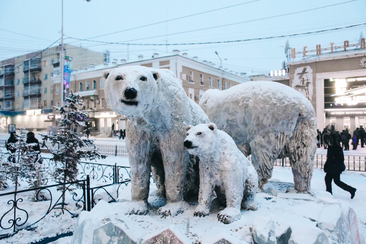 Якутск это. Скульптура белый медведь Когалым. Достопримечательности г Якутск. Якутск Главная достопримечательность. Медведи в Якутии памятники.