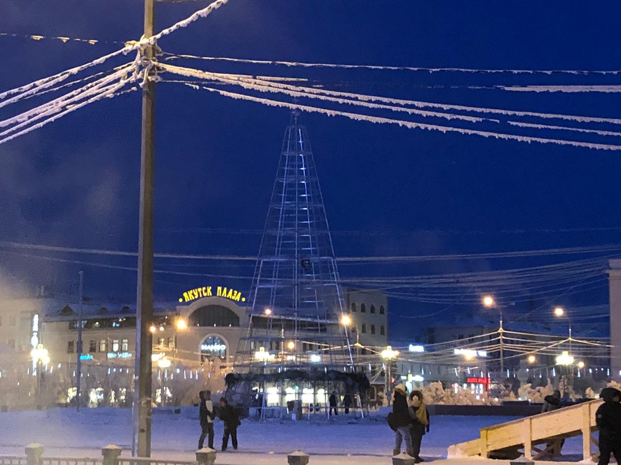 Фотофакт: На площади Ленина демонтировали новогоднюю ель