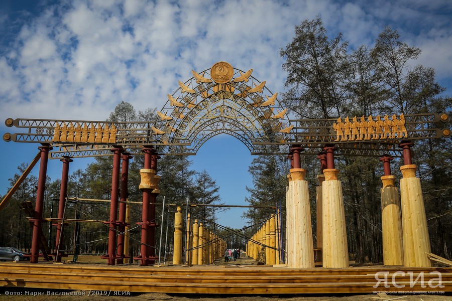 Входная арка выполнена из дерева и металлоконструкций. 