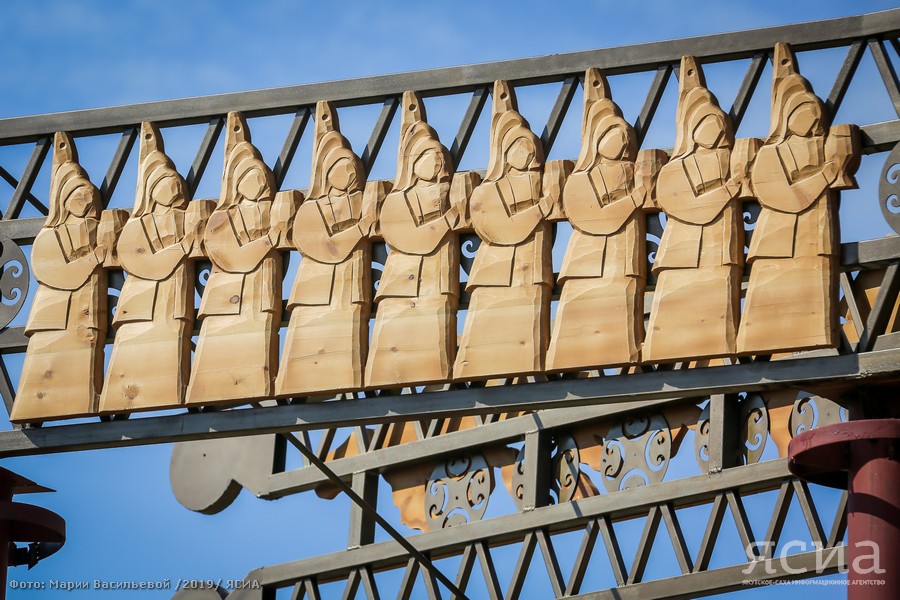 По традиции мужчины и женщины входят на территорию праздника через разные ворота, на это указывают деревянные панно по обеим сторонам арки. 