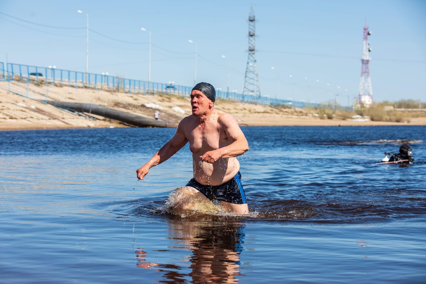 Плыть в холодной воде. Холодная вода в Якутске. Якутянин заплыв по реке. Плавание в Якутии. Заплыв свим кап через Волгу.