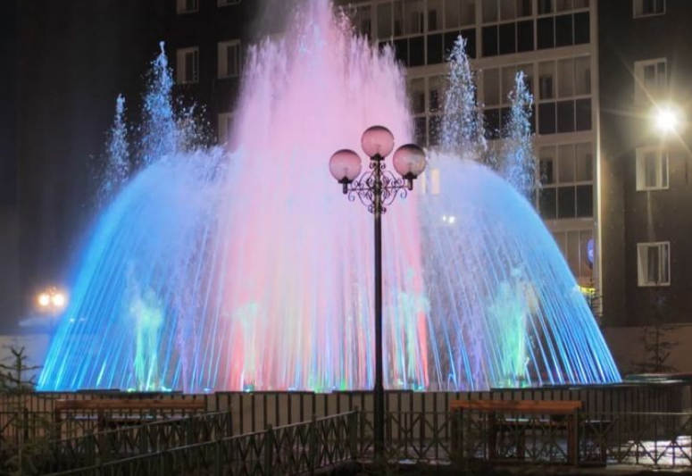 В Якутске открыли Сквер влюбленных со светомузыкальными фонтанами (ВИДЕО)