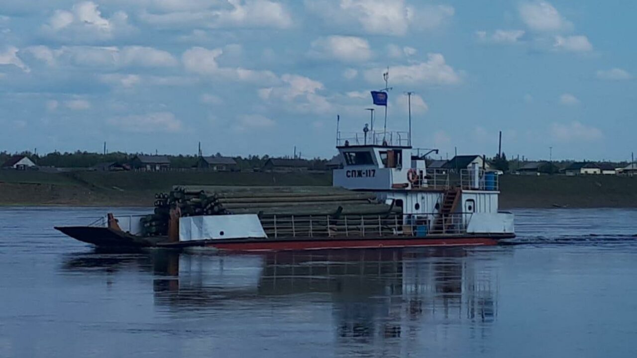 На самоходном пароме производится доставка энергогрузов по вилюйской группе  районов — ЯСИА