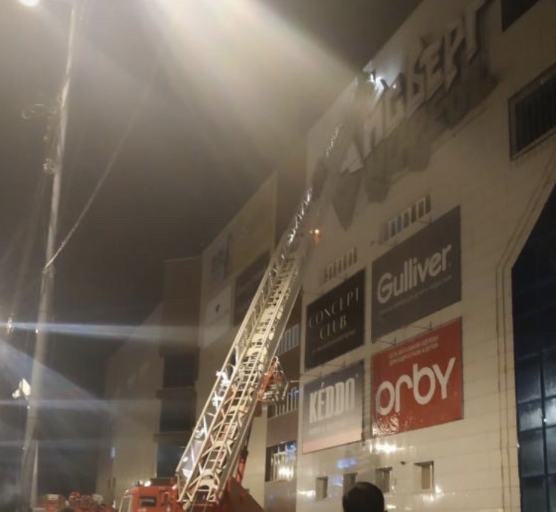 В МЧС сообщили подробности о пожаре в торговом центре "Айсберг"