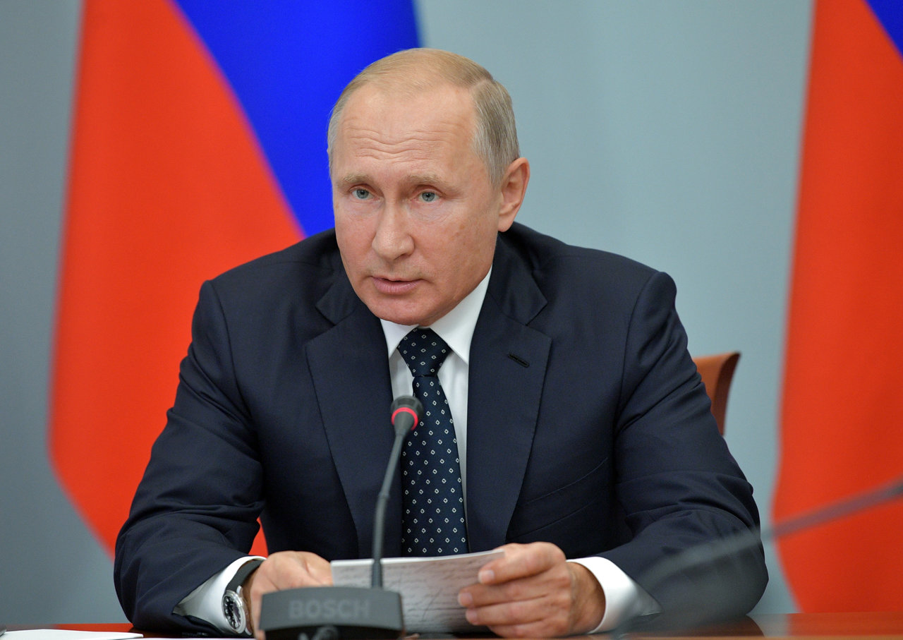 Путин поручил обеспечить медработников и сотрудников скорой жильем