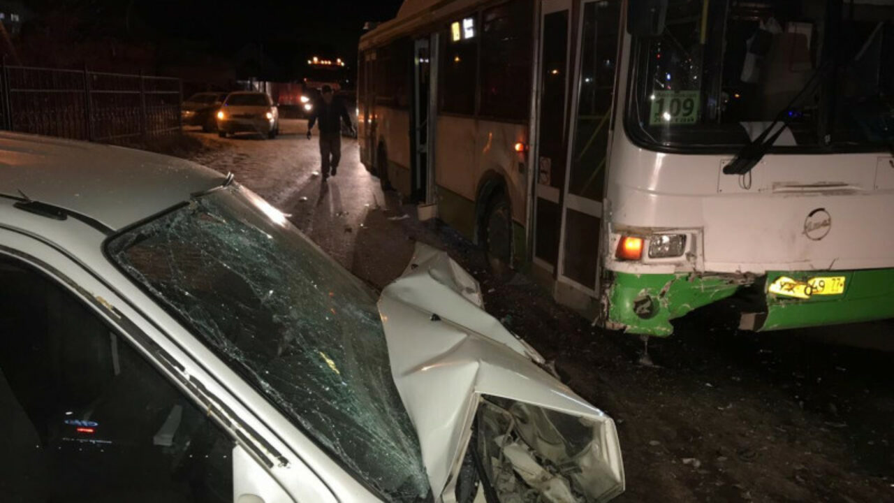 В Жатае легковой автомобиль столкнулся с автобусом. Есть пострадавшие — ЯСИА