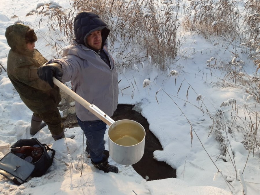 Подозрительный сток. Активисты ОНФ взяли пробы воды в озере Якутска