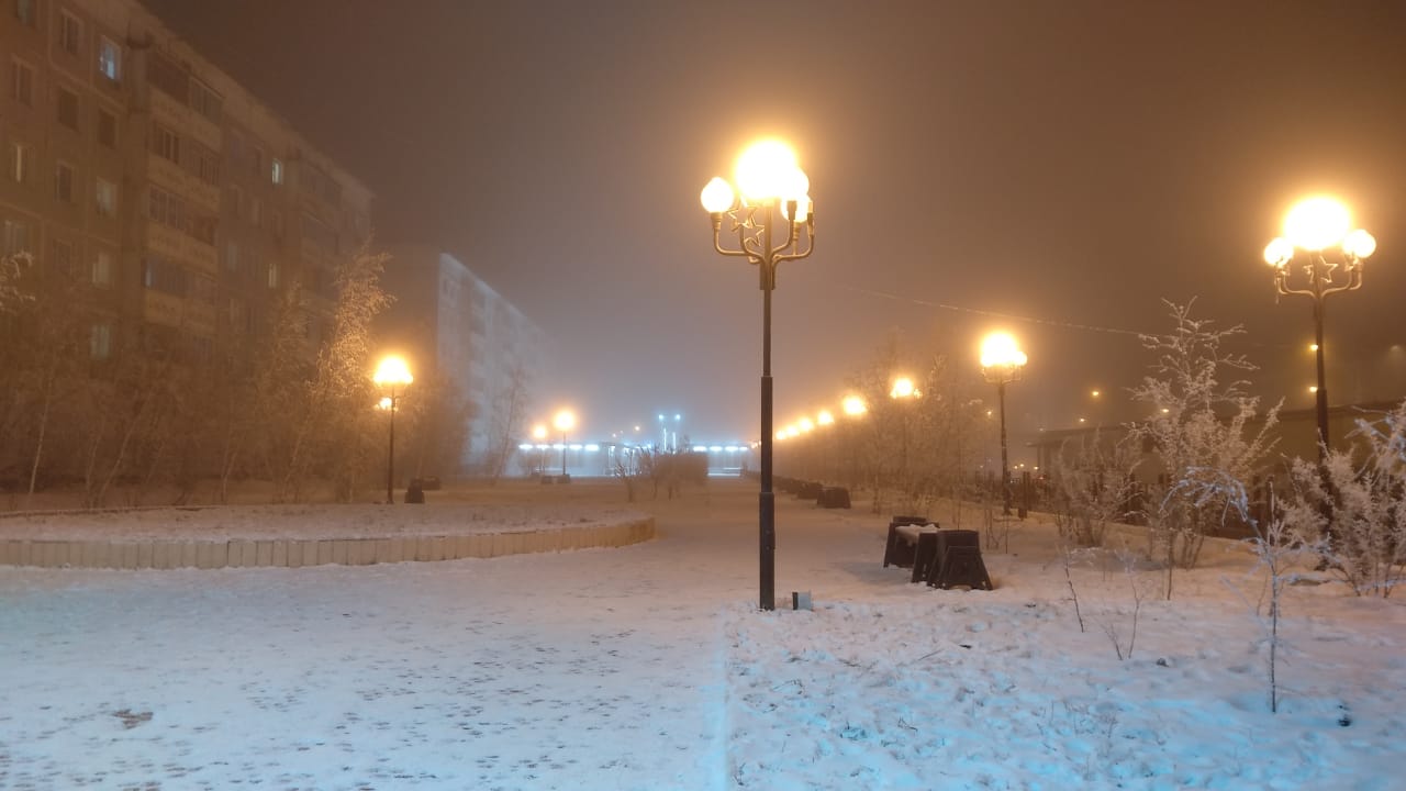 Город якутск температура. Якутск в декабре. Небольшой снег в Якутии. Актированные дни Якутск. Самый морозный день в Якутске.