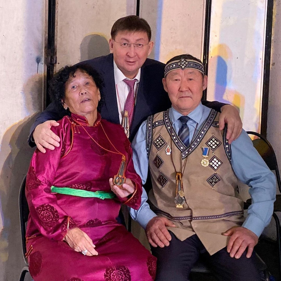монгольская хомусистка Бизяа Хyyхэндyу, якутский хомусист-виртуоз Спиридон Шишигин и министр культуры Юрий Куприянов