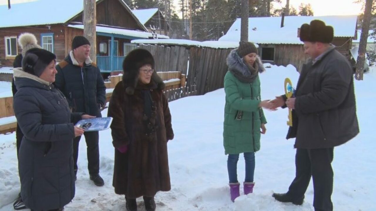 В поселке Нюя молодые специалисты справили новоселье в первом  благоустроенном доме — ЯСИА