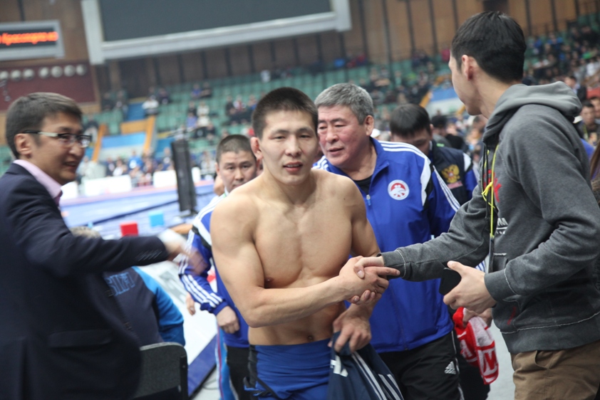 Борец Ньургун Скрябин вступит в борьбу за золотую медаль чемпионата Европы с «юношей-сенсацией»