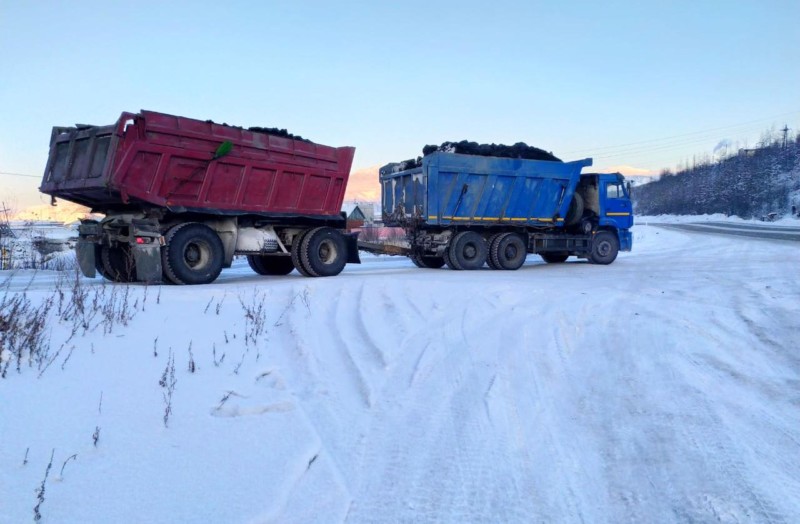 Северный завоз уголь. Северный завоз Якутия. Зимний завоз Якутия. Завоз топлива по автозимникам. Северный завоз машинами.