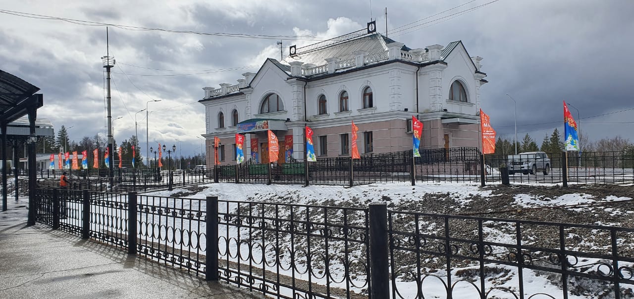 Нижнего бестяха. Нижний Бестях город. Алданский ЖД вокзал. Железнодорожный вокзал Бестях. Площадь Победы Нижний Бестях.