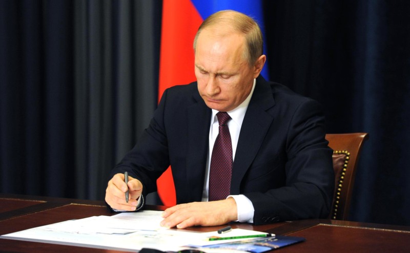Путин подписал закон, освобождающий семьи с двумя и более детьми от НДФЛ при продаже жилья
