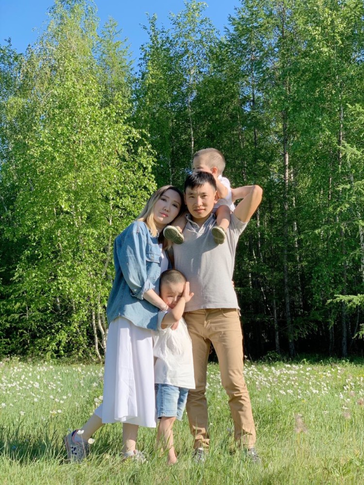 Семья года якутия. Якутская семья. Фотосессия Якутская семья. Молодая семья. Семейный Якутский наряд.