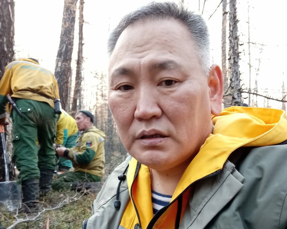 Министр экологии Якутии принял участие в тушении лесного пожара