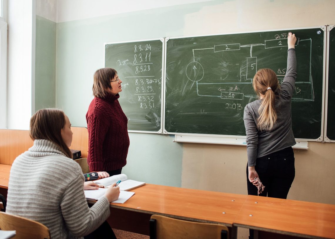 Старшеклассники из тувы. Учителя Сибири. Трое старшеклассников. Старшеклассники на уроке химии. Первые школы для одаренных в Новосибирске.