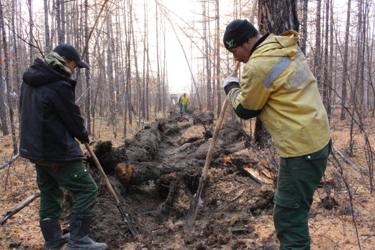 В тушении лесного пожара в Усть-Алданском улусе задействованы более 30 человек