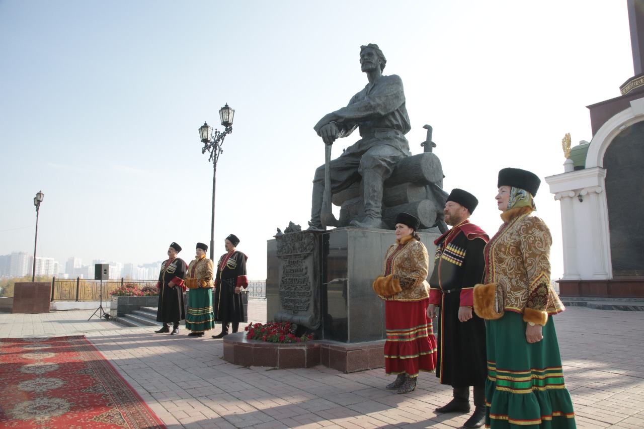 Памятник Бекетову в Якутске