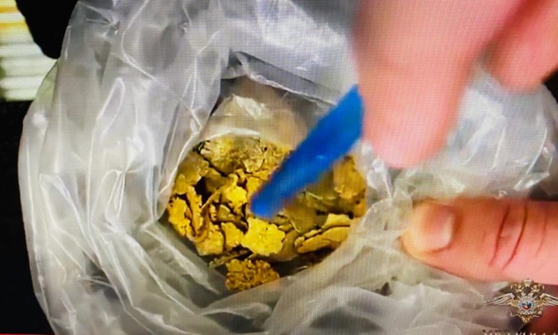 Житель Магаданской области пытался вывезти из Якутии 12 свертков с шлиховым золотом, а также ювелирные украшения