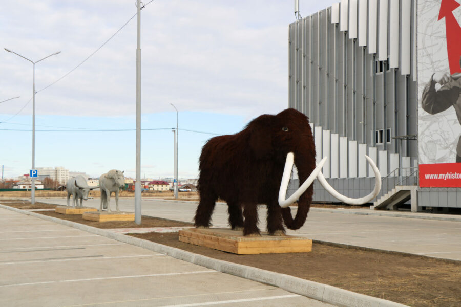 В Якутске фигуры мамонта, быка и лошади, изготовленные осужденными, переданы парку "Россия - моя история"