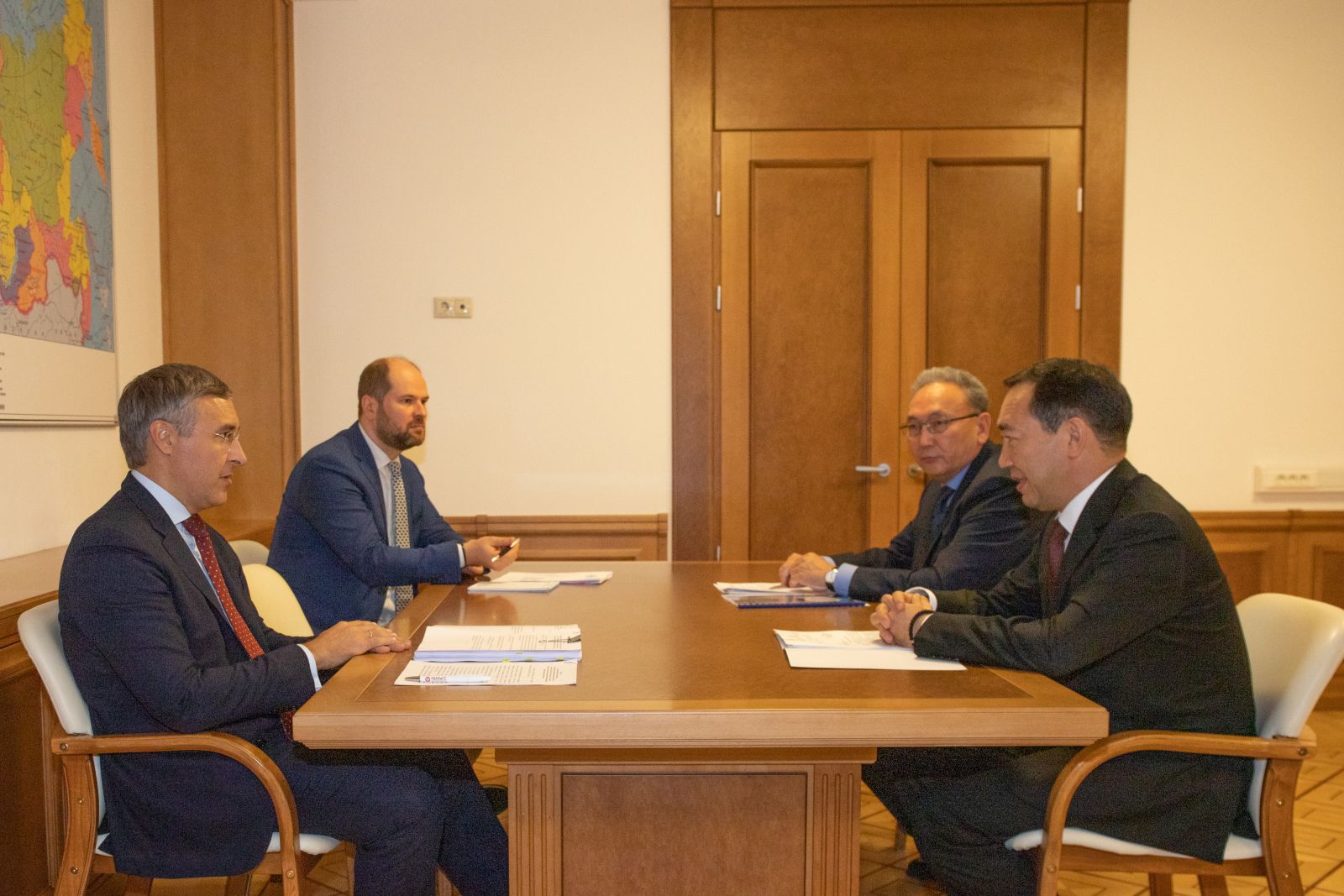 Развитие науки и высшего образования обсудил глава Якутии с федеральным министром