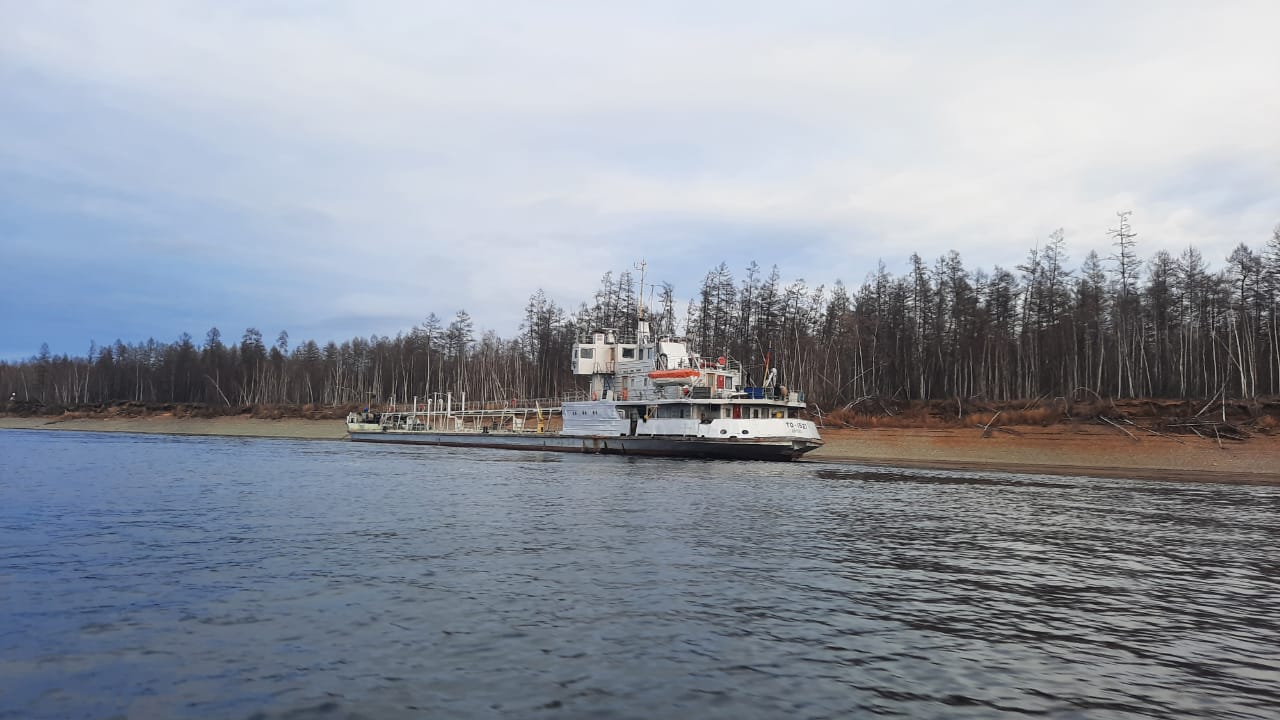 Минэкологии Якутии проводит проверку по факту разлива нефтепродуктов на реке Алдан