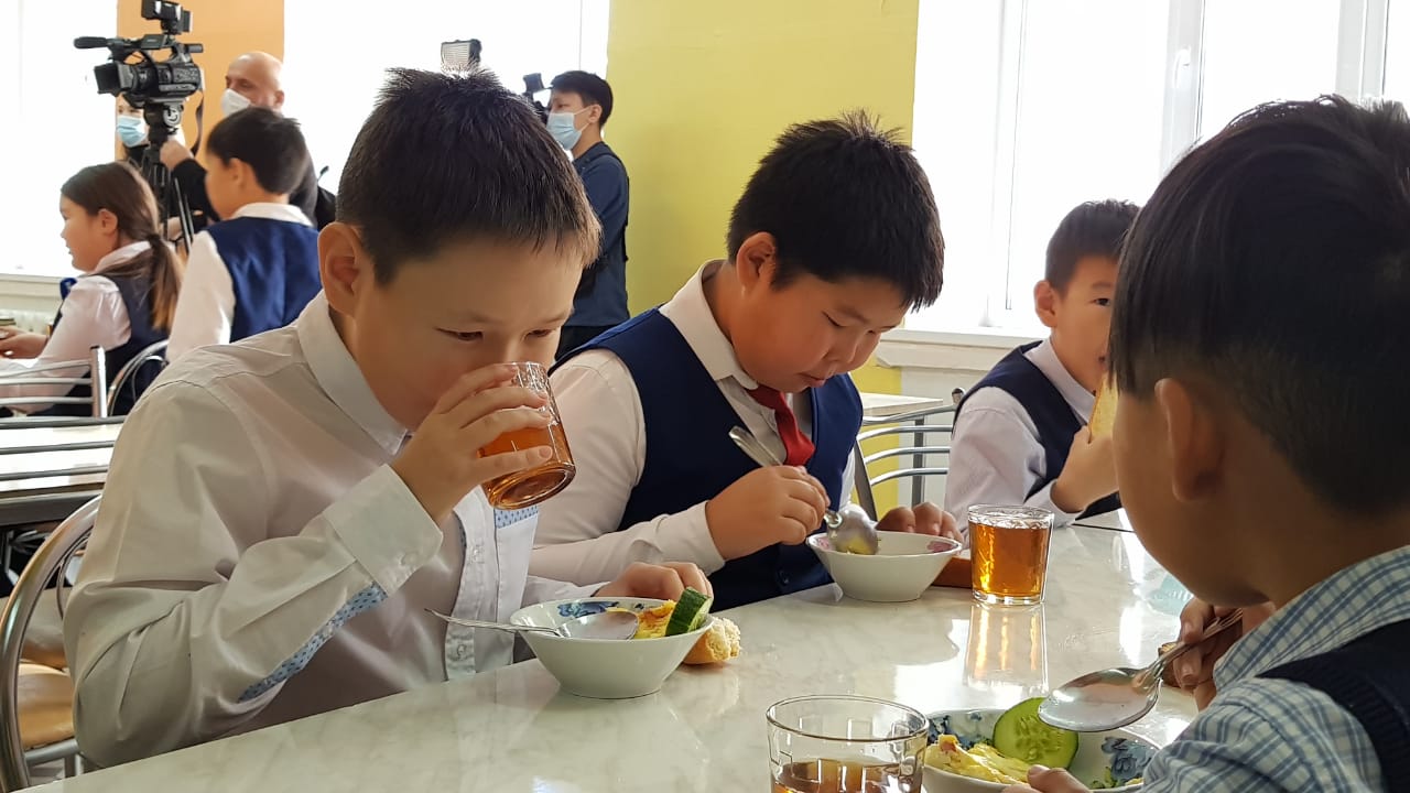 Министр образования проверил организацию горячего питания в школе №3 Якутска