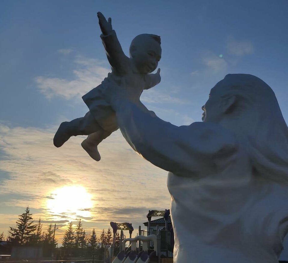 В Усть-Алданском улусе открыли сквер матери и ребенка