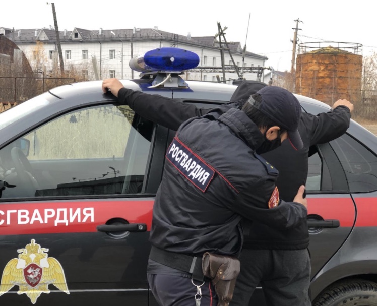 В Якутске росгвардейцы задержали мужчину, находящегося в розыске по подозрению в совершении мошенничества
