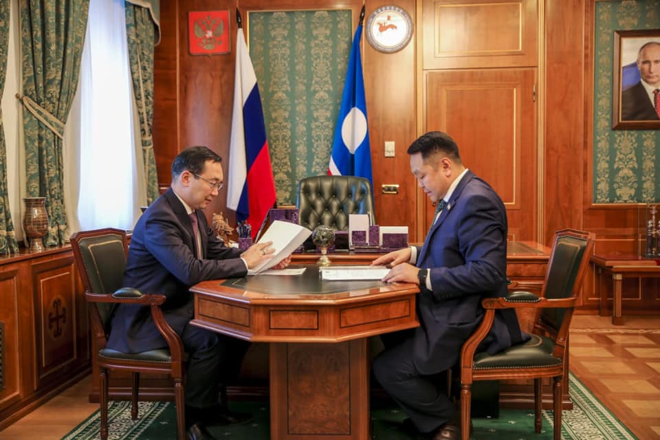 Глава Якутии Айсен Николаев поздравляет Альберта Семенова с юбилеем