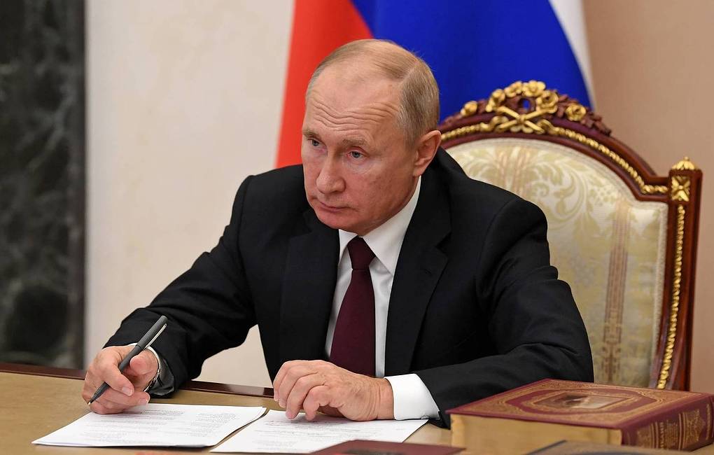 Путин по предложению Единой России поручил удвоить выплаты медикам за работу с COVID-19 на праздники