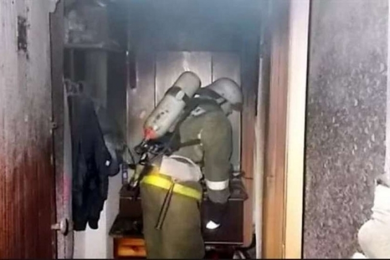 Огнеборцы спасли человека на пожаре в девятиэтажном доме в Якутске