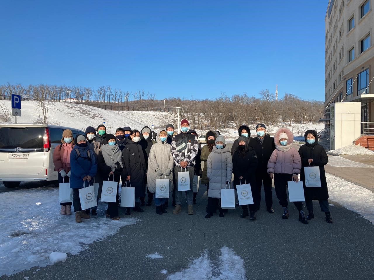 Во Владивостоке продолжают оказывать помощь якутским студентам