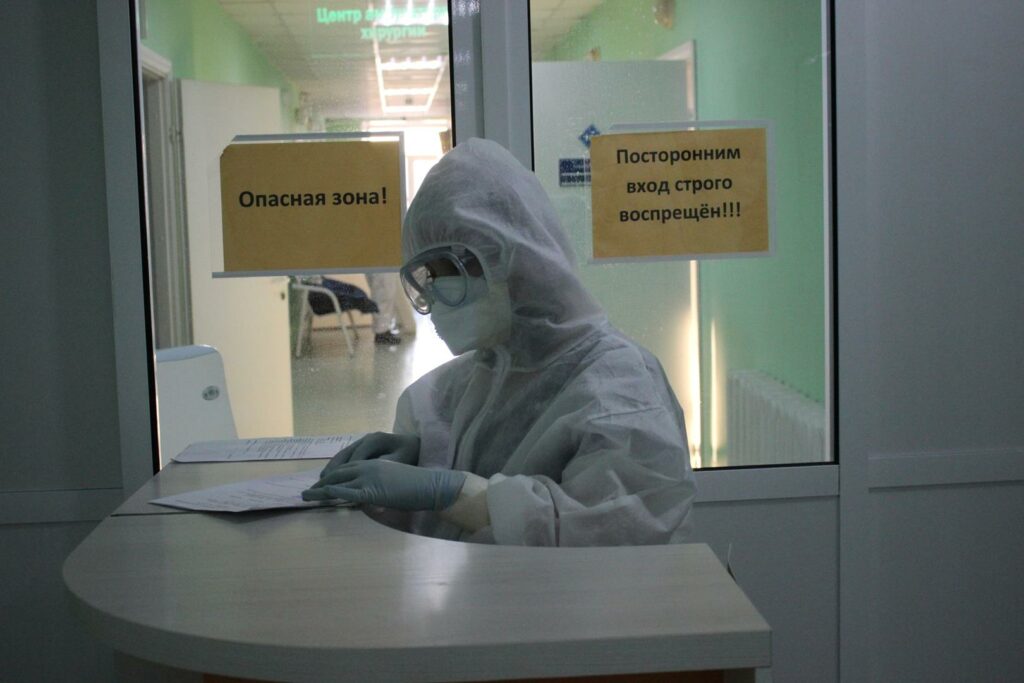 Отделение разделено на «чистую» и «красную» зону. Наши анализы ПЦР – отрицательные, поэтому мы в чистой