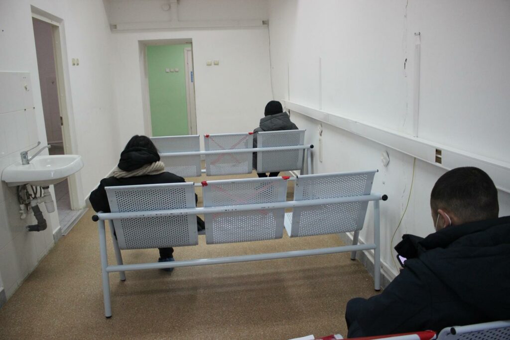 Отдельный кабинет ожидания. Ожидающие соблюдают соцдистанцию
