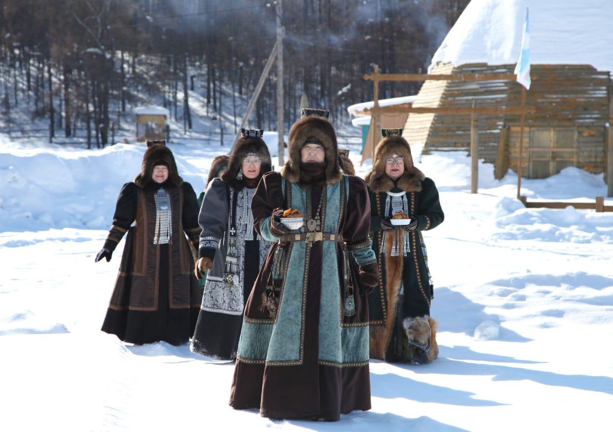 Умелицы из Мегино-Кангаласского улуса сшили якутские женские зимние наряды