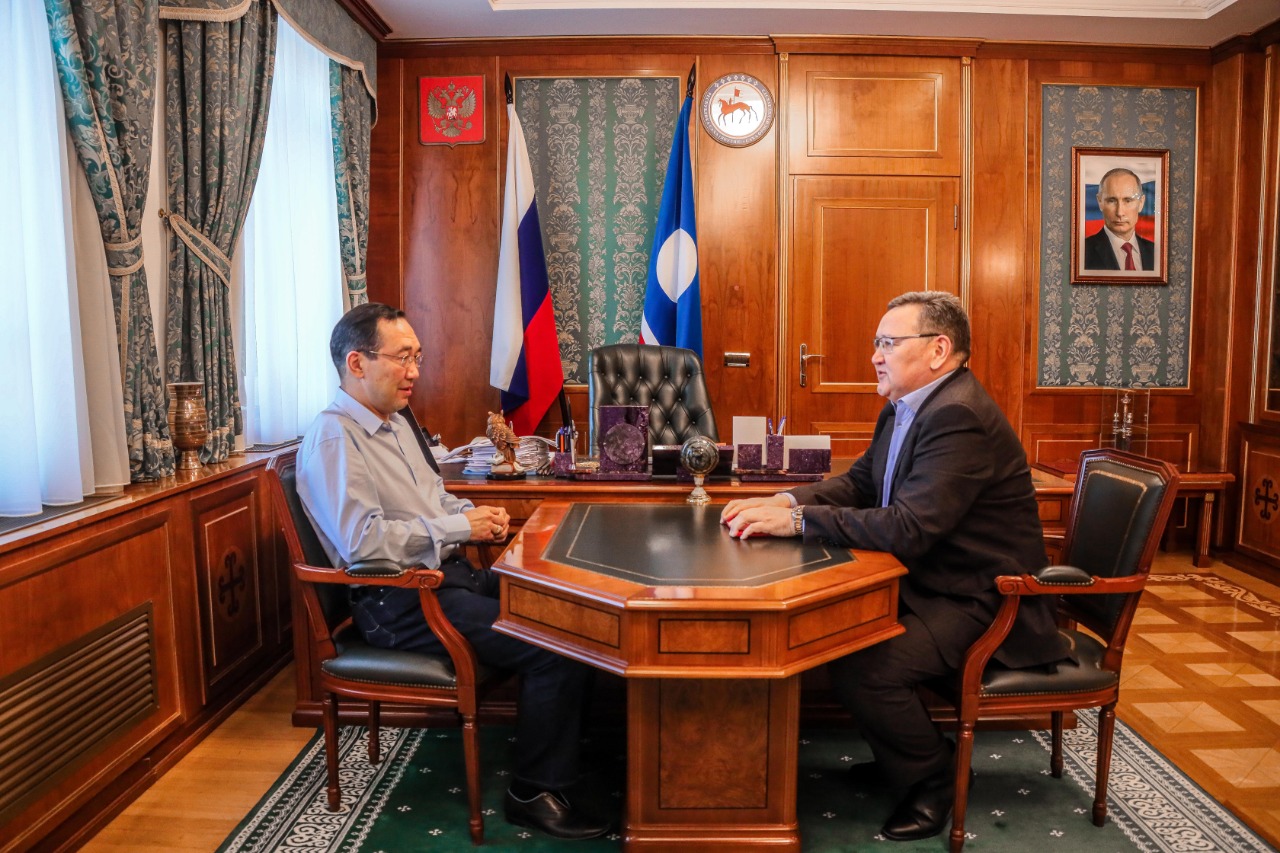 Глава Якутии и народный депутат обсудили деятельность парламентариев от города Якутска в Ил Тумэне