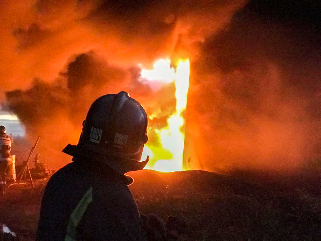 В Якутске пожарные спасли двухэтажный дом от огня и эвакуировали жителей