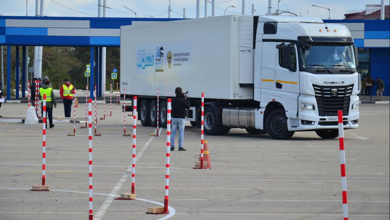 Якутяне приняли участие в конкурсе “Лучший водитель грузовика” в Крыму